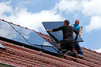 Im brandenburgischen Kuhsdorf wurde im Sommer auf dem Gemeindehaus eine Photovoltaikanlage der Norddeutschen Energiegemeinschaft errichtet