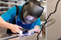 Für viele technische Bauwerke beziehungsweise Bauteile ist die Schweißkonstruktion das Mittel der Wahl, um hinreichende Robustheit und Zuverlässigkeit und mithin einen sicheren Betrieb zu vertretbaren Kosten darzustellen. Um einen diesbezüglichen Zielkonflikt zu vermeiden, sind jedoch detaillierte Kenntnisse hinsichtlich der schweißtechnischen Verarbeitung von modernen Stahlwerkstoffen unerlässlich.