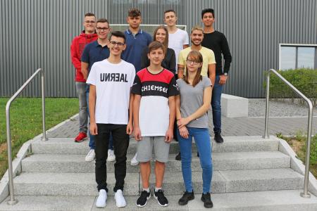 Die neuen Auszubildenden auf dem Ergenzinger Werksgelände von BITZER