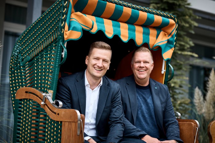Dustin Höppner von MEIKO (rechts) mit Vincent Renken, Prokurist der Burchard Führer Gruppe.jpg