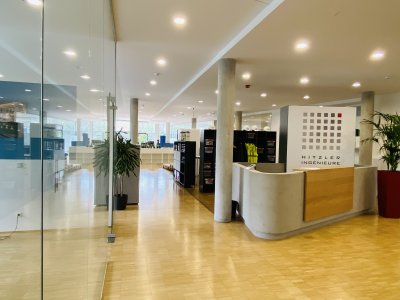 Hell und modern: die neuen Räumlichkeiten von Hitzler Ingenieure Nürnberg. Open-Space-Konzepte fördern den Austausch, Fokusboxen sind Rückzugsorte für konzentriertes Arbeiten.
Bilder: Hitzler Ingenieure