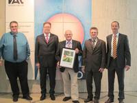 Für den Auftragsgewinn setzt Piepenbrock ein grünes Zeichen. Die Urkunde über 130 gepflanzte Bäume überreichten Markus Mildenberg (l.) und Oliver Kuhn (r.) an Stefan Schilling, Klaus Ruffertshöfer und Joachim Wagner (v. l.; alle VACUUMSCHMELZE Hanau). Für den Auftragsgewinn setzt Piepenbrock ein grünes Zeichen. Die Urkunde über 130 gepflanzte Bäume überreichten Markus Mildenberg (l.) und Oliver Kuhn (r.) an Stefan Schilling, Klaus Ruffertshöfer und Joachim Wagner (v. l.; alle VACUUMSCHMELZE Hanau).