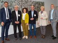 Manuel Hüsken, CEO Mahr, Rolf-Georg Köhler, ehem. Oberbürgermeister der Stadt Göttingen, Ekaterina Ershova und Burkhard Fuchs, Stadt Göttingen, Ursula Haufe, GWG-Geschäftsführerin, und Dr. Lutz Aschke, CFO Mahr (v.l.n.r.)