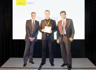 Niels Jørgensen, Senior V.P. CC&O Division GN Netcom (re.) und Mogens Elsberg, CEO GN Netcom (li.) bei der Awardübergabe an Jürgen Kröll, Product Manager Network & Software Group (Mitte) und bei Ingram Micro Ansprechpartner für den Hersteller