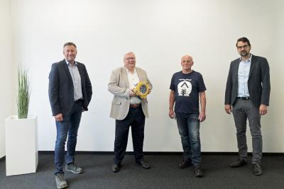 Stryker spendet Mitarbeiter der MC-Bauchemie einen Defibrillator, Gruppenbild: Hans-Peter Marten (2.v.l.), Gebietsleiter Norddeutschland bei der Stryker GmbH & Co. KG, Duisburg, besuchte am 16. Juni 2020 die MC in Bottrop und überreichte Mieczyslaw Pacanowski (3.v.l.), Pförtner bei der MC-Bauchemie, sowie Manfred Poersch (1.v.l.), Fachkraft für Arbeitssicherheit bei MC, und Carsten Striepecke (1.v.r.), Bereichsleiter Logistik bei MC, einen Defibrillator.