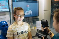 An der ersten Arbeitsstation können die Jugendlichen mithilfe eines 3D-Scanners Objekte in ein digitales Modell umwandeln. Der Scanvorgang wird dabei live am Bildschirm verfolgt und überprüft.