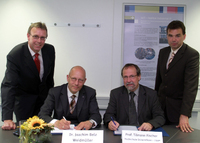 Dr. Eberhard Niggemann ,Dr. Joachim Belz ,Prof. Tilmann Fischer, und Prof. Dr. Jürgen Jasperneite unterzeichnen die Fördervereinbarung