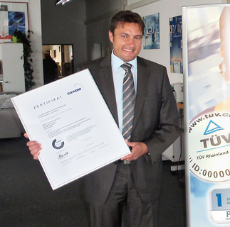 Als erster Bürokommunikationsfachhändler Hessens vom TÜV Nord und Ricoh Deutschland zertifiziert: Bürotechnik Schmitt, vertreten durch Geschäftsführer Jürgen Hess