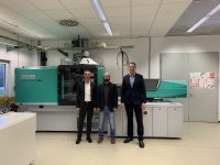Haiko Tessendorff, Verkaufsberater Arburg, Andreas Grzeskowiak, Expert Trainer SKZ und Holger Plegge, Gebietsverkaufsleiter Arburg (v.l.n.r.) vor der neuen Spritzgussmaschine (Quelle: SKZ) 