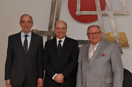 Der marokkanische Botschafter Dr. Omar Zniber (Mitte) in Begleitung von Honorarkonsul Volker Kröning (links) ließ sich in der BLG-Zentrale am Präsident-Kennedy-Platz in Bremen von BLG-Chef Detthold Aden über das Leistungsprofil der Unternehmensgruppe informieren