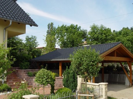 Luxmetall-Carportdach_passend_zur_Tondacheindeckung_des_Hauses.jpg