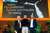 Im Bild von links nach rechts: Dr. Manfred Wittenstein (Stifter und Kuratoriumsvorsitzender der Wittenstein Stiftung), Prof. Dr. Martin Korte (Professor für zelluläre Neurobiologie an der TU Braunschweig) und Moderator Benedikt Hofmann (Chefredakteur MM MaschinenMarkt)