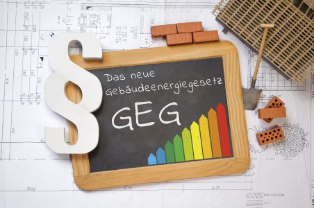Der Einsatz von BHKW-Anlagen bietet eine große Chance, die Vorgaben des GEG wirtschaftlich zu erfüllen. In einem Online-Seminar werden einzelne Regelungen und die Veränderungen zur bisherigen EEWärmeG und EnEV vermittelt.