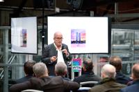 Internet-Publizist Tim Cole hat in seiner Keynote über digitale Transformation mehr Mut von deutschen Unternehmern gefordert