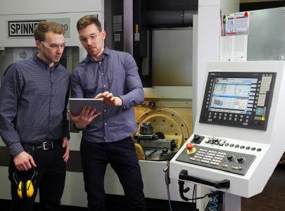 Ludwig Trappe (li.) und Jonas Schulz haben ein Online-System entwickelt, mit dem Unternehmen alle betrieblichen Prozesse des Arbeitsschutzes einfacher im Blick haben / Foto: TUK/Thomas Koziel