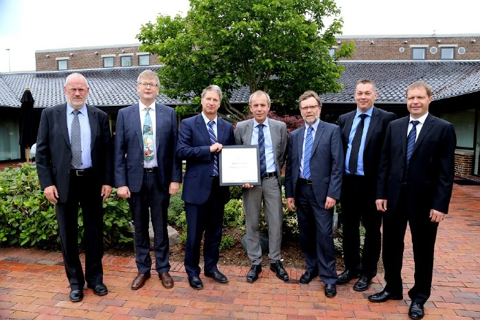 REN0469_Renesas___Grundfos_supplier_award2013_klein_01.jpg