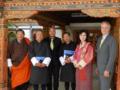 Der Vorvertrag mit der Queen Ashi Khendum Dorji (2. v.l.) ist unterzeichnet. Der Zusammenarbeit sehen (v.l.) Dasho Paljor (Benji) J. Dorji, Dasho Sonam Tshering (Sekretär des Wirtschaftsministeriums), Mr. Satchi (Abteilung für regenerative Energien), Christoph Sonnen (CEO RERi Franchise), die Queen Ashi Khendum Dorji und Benno Raeber (RERi Manager Süd-Amerika) positiv entgegen.