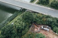 Der Main-Donau-Kanal (MDK) bei Fürth. Direkt neben der abrissreifen Hafenbrücke, die als Trägerobjekt der verschiedensten Versorgungsleitungen diente, wurde der 200 m lange Düker mit den Versorgungsleitungen gebaut.
