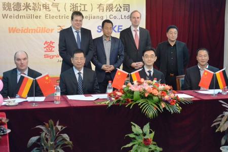 Michael Höing (li., Weidmüller Divisionsleiter Elektronik) und Dr. Martin Ahlfeld (2.v.l. , Weidmüller Syndikus) unterzeichneten gemeinsam mit Victor Wan (3.v.r., Weidmüller President Greater China) den Joint Venture Vertrag mit den Partnern von Shenle