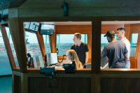 Wer immer schon mal wissen wollten, wie es sich auf einer Schiffsbrücke auf See anfühlt, sollte den Tag der offenen Tür bei den Nautiker:innen der HSB in der Wederstraße einplanen. Das Foto zeigt Studierende im Schiffssimulator. 