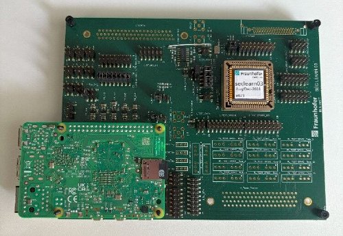 Ferdinand-Pscheidl-neuromorphes-Computing-Testboard-fuer-SENNA-Prelude-Prozessor.jpg