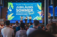 Ein starker Auftakt: Dipl.-Ing. Bernd Hermeler, Dr.-Ing. Beate Hüttermann und Dipl.-Ing. Christoph Feig (v. l. n. r.), die gemeinsam den Vorstand von CemeCon bilden, eröffnen das Jubiläumssommerfest und begrüßen alle Kolleginnen und Kollegen, mit denen sie gemeinsam 40 Jahre Unternehmensgeschichte feiern
