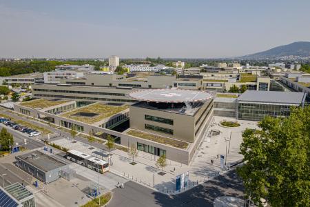 Aussenansicht Klinikgebäude © Thilo Ross Fotografie