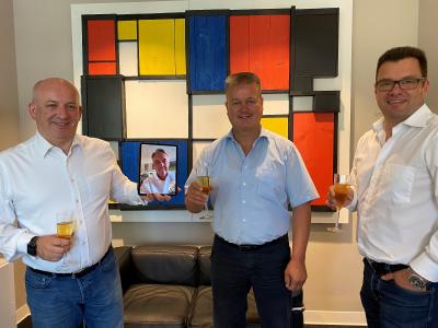 Vertragsunterzeichnung v.l.n.r.: Stefan Niehusmann, per FaceTime Oliver Spölgen, Jürgen Gut, Axel Schmied