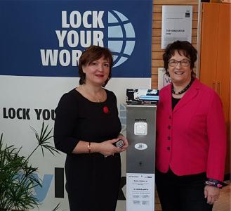 Bundeswirtschaftsministerin Brigitte Zypries und Manuela Engel-Dahan, Geschäftsführerin von Lock Your World GmbH & Co. KG