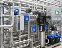 Kompakt auf einem Rahmengestell montiert: Die Grünbeck-Wasseraufbereitungsanlage in der Brauerei Frastanz. Ihr Herzstück ist die Umkehrosmoseanlage GENO-OSMO-RKF 12.500, die pro Stunde bis zu 12,5 m3 vollentsalztes Wasser liefert, das in der nachgeschalteten Verschneideeinrichtung mit Rohwasser vermischt wird, um die optimale Brauwasserhärte zu erreichen.