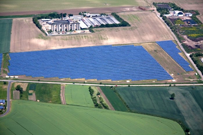 Luftaufnahme des Solarpark Weißenfels von Green City Energy.jpg