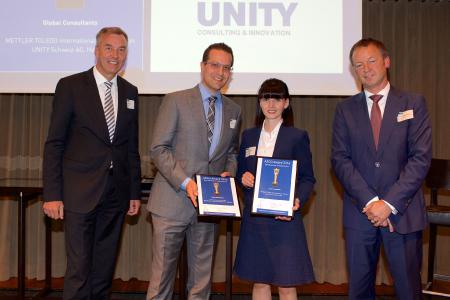 Dieter Schatz und Nicolina Litschgi, beide Geschäftsführer der UNITY Schweiz AG, nahmen die ASCO Zertifizierung in Empfang