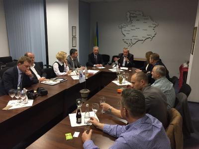 Der Vorsitzende des Unternehmerverbandes „Potential“, Alexandr Golowk (Mitte), erläutert den Delegationsteilnehmern die schwierige Lage, aber auch den Optimismus der Unternehmen der Region / Foto: IHK Magdeburg