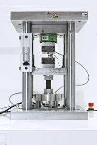 Neues, feinauflösendes Prüfsystem zur Ermittlung der lokalen, prozessbedingten Einflussparameter auf das zyklische Werkstoffverhalten / Bild: Fraunhofer LBF