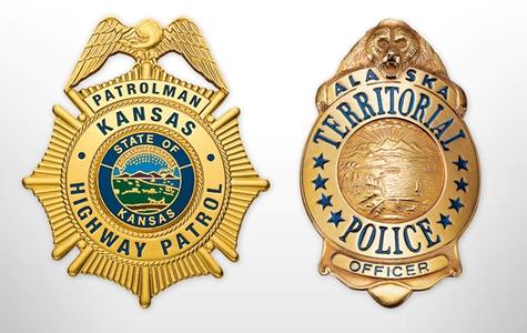 Polizeigeschichte zum Anfassen – Zwei Abzeichen der US-Polizei, Bild: Bayerisches Münzkontor