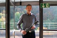 Neue Antriebs-Lösung für den 2. Flucht- und Rettungsweg: SELVE-Entwicklungsingenieur Rudolf Stahl mit dem SEE NHK, der als Plug-and-Play-Antrieb nach der Notbedienung von ganz allein seinen Neulern-Modus startet. Der Motor zeigt sich dank seiner Ausmaße in allen Einbausituationen als passend