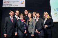 Die GEFMA-Förderpreisträger 2013 mit den Moderatoren der Verleihung, dem Jury-Vorsitzenden Professor Dr. Markus Lehmann (l.) und IZ-Redakteurin Sonja Smalian (r.)