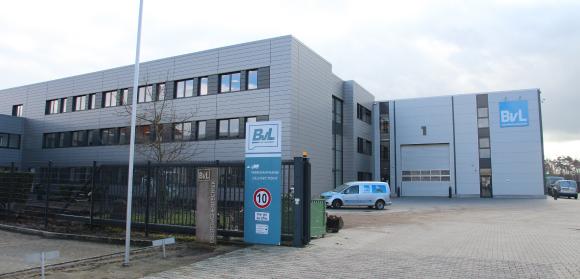 Thanks to its comprehensive energy-saving strategies, the new office building at BvL Oberflächentechnik cuts annual primary energy consumption by 45 percent compared to a reference building.