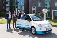 WEMAG-Projektmanager Benjamin Hintz und WEMAG-Vorstandsmitglied Caspar Baumgart überreichen dem geschäftsführenden Vorstandsmitglied des Städte- und Gemeindetages, Andreas Wellmann und dem Referatsleiter Arp Fittschen (v.l.) die Schlüssel für das Elektroauto. Foto: WEMAG/Stephan Rudolph-Kramer