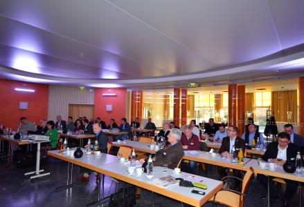 Für Qualitäts-Tragwerke: Die gemeinsame Jahres-Hauptversammlung aller 52 Mitgliedsunternehmen der Gütegemeinschaft Nagelplattenprodukte e.V. und des Interessenverbandes Nagelplatten e.V. (GIN) fand Mitte Februar im Congress Hotel am Stadtpark in Hannover statt. Foto: Achim Zielke für den GIN, Ostfildern; www.nagelplatten.de