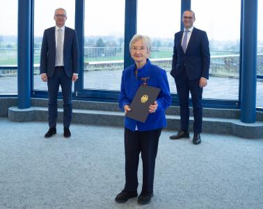 Hinten v.l.n.r.: Dr. Christoph Schnaudigel (Landrat Karlsruhe), Alfred Link (Geschäftsführer Polytec)
Vorne: Bundesverdienstordensträgerin Liselotte Lossau