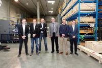 Sieger des ACE Studentenwettbewerbs INNOVACE 2017 (v. l.): Martin Haarmann, Jascha Monzner von der Bochumer Technischen Hochschule Georg Agricola, André Weßling, Marketingleiter ACE Stoßdämpfer GmbH, Professor Dr. Stefan Vöth sowie Alexander Mirsch und Marvin Just, ebenfalls alle drei von der TH / Foto: ACE Stoßdämpfer GmbH