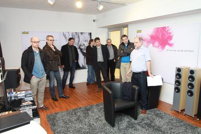 Firmengründer Günther Nubert (rechts) bei der Lautsprechervorführung.