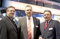 Bernd Kallies, Prokurist und Bereichsleiter Energievertrieb bei N-ERGIE (Mitte) mit CURSOR-Vorstand Jürgen Topp (rechts) und Kundenmanager Claus Talhoff auf der E-world 2012 