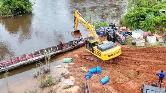 Sranan-Gold-Unloading-camp-and-drill-supplies-at-the-Tapanahony-Project.webp