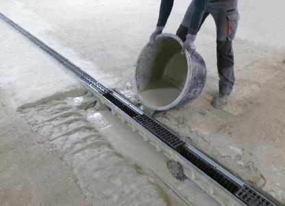 Instandsetzung einer Ablaufrinne in einer Tiefgarage mit Emcekrete 50 A. Der neue, langsam erhärtende Vergussbeton der MC-Bauchemie kann sowohl zum Verguss von größeren Volumen bis 320 mm Schichtdicke als auch als Instandsetzungsbeton gemäß RL-SIB eingesetzt werden.