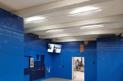 Anbauleuchten ADL ist ein optisches Highlight: In zeitlosem wertigen Design scheint sie kurz unterhalb der Decke zu schweben, verleiht Räumen dank des 60% indirekt Lichtanteils Weite und Größe