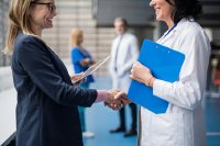 Kaufleute im Gesundheitswesen arbeiten eng mit medizinischen Fachpersonal zusammen.
