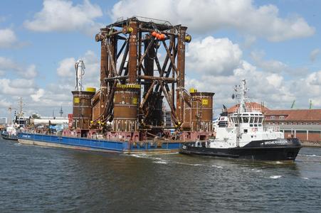 Der BLG-Ponton OFFSHORE BHV 1 beim Transport des Fundaments für die Umspannstation eines Windparks in der Ostsee
