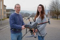 Ein Forschungsteam um Viktar und Aleksandra Beliautsou hat eine Drohne entwickelt, die Fahrzeuge sicher durch unwegsames Gelände lotst